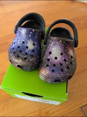 CROCS Galaxy Print Clogs (Size C4)